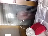 Golenie ony pod prysznicem