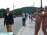 Szalona leonelle i laura nago na publicznych ulicach