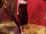 Kurwa z ładnym stojakiem cieszy się sesją bdsm