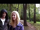 Rosyjska amatorska kamera wideo w lesie na