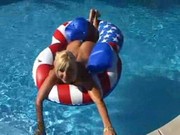 Puma swede przy basenie pov