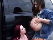 Kobieta ssie parę karmiących piersią