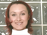 Brunetka obnaająca się na łóku